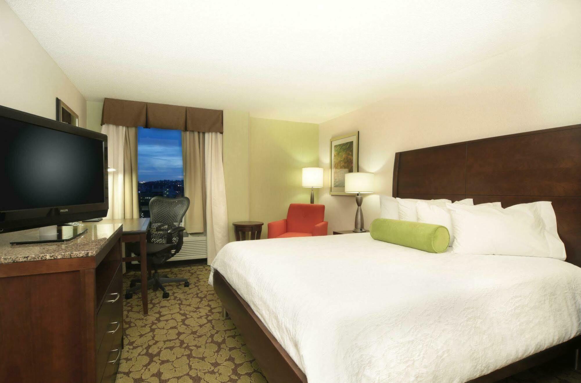 Hilton Garden Inn Pittsburgh University Place Екстериор снимка